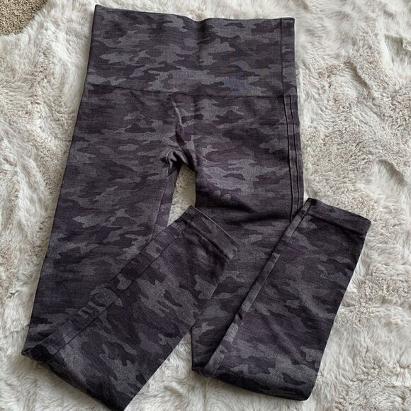 Spanx‎ Black Camo Look At Me Now Seamless Activewear Leggings Size Large - Picture 2 of 5